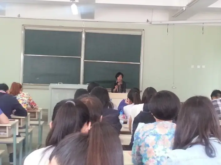 云大附中党委副书记赵毅同志对我校教师作安全教育2