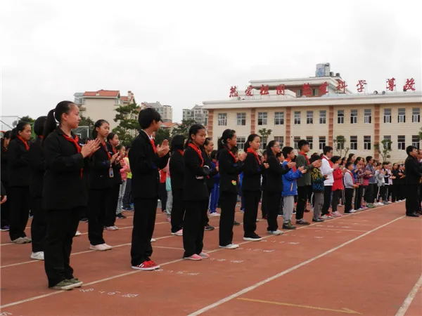 8、同学们为获奖者献上阵阵掌声