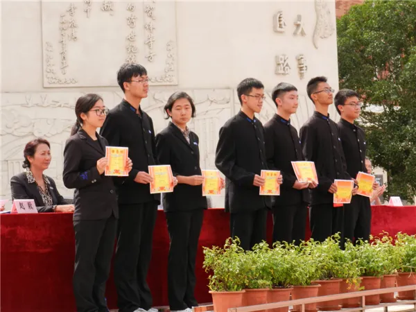 12、校领导陆续为获奖者颁发奖状（4）